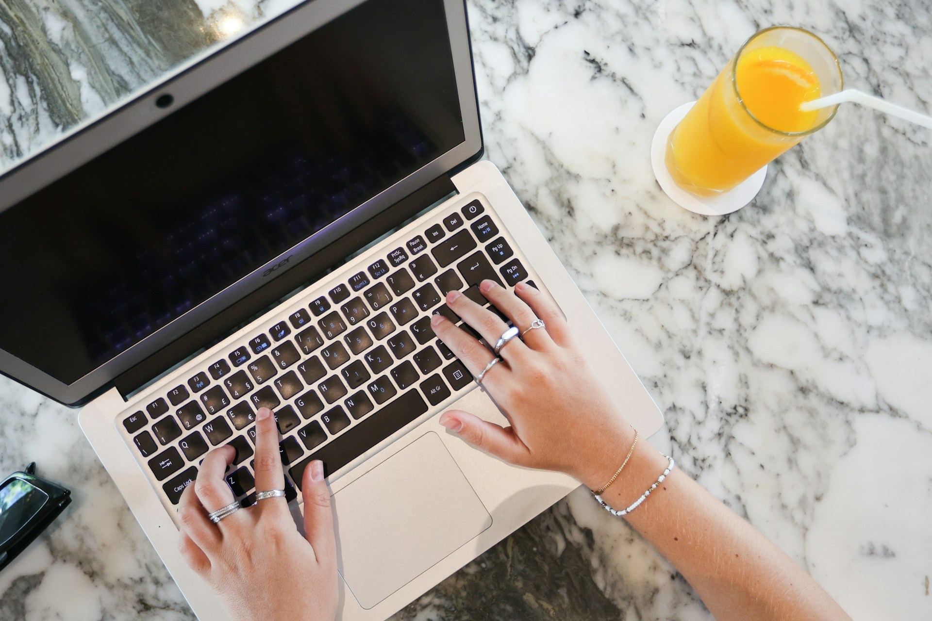 ling app NUSfVaxv3O0 unsplash 1