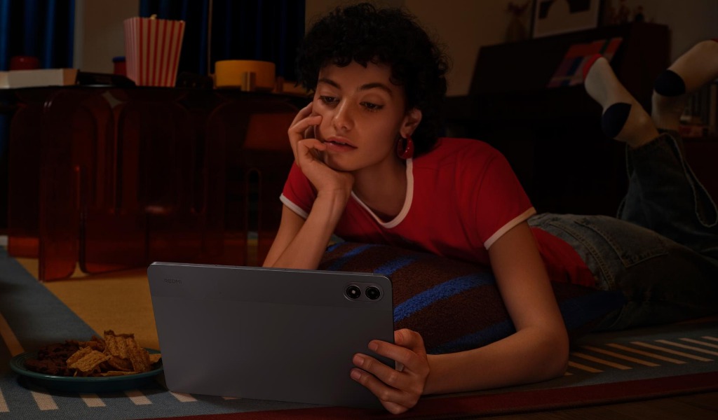 Vrouw kijkt op tablet REDMI Pad 2 Pro 5G-Eye protection