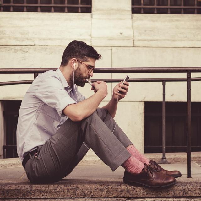 Man kijkt op smartphone