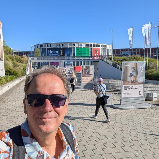 Rob Coenraads voor IFA-gebouw