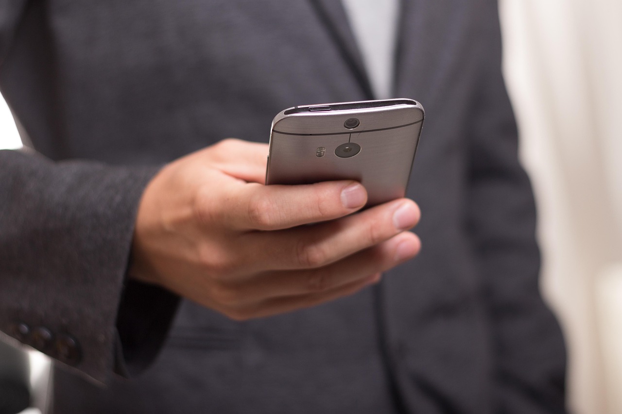 Hand met smartphone