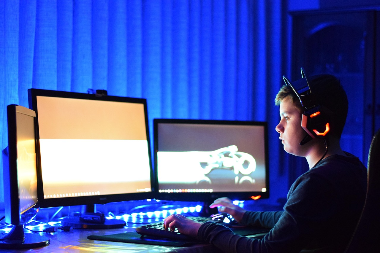 Jongeman achter computer (foto Pixabay)