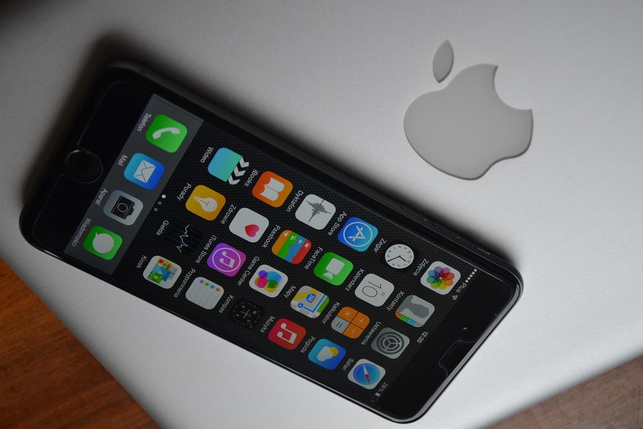 Apple laptop en smartphone