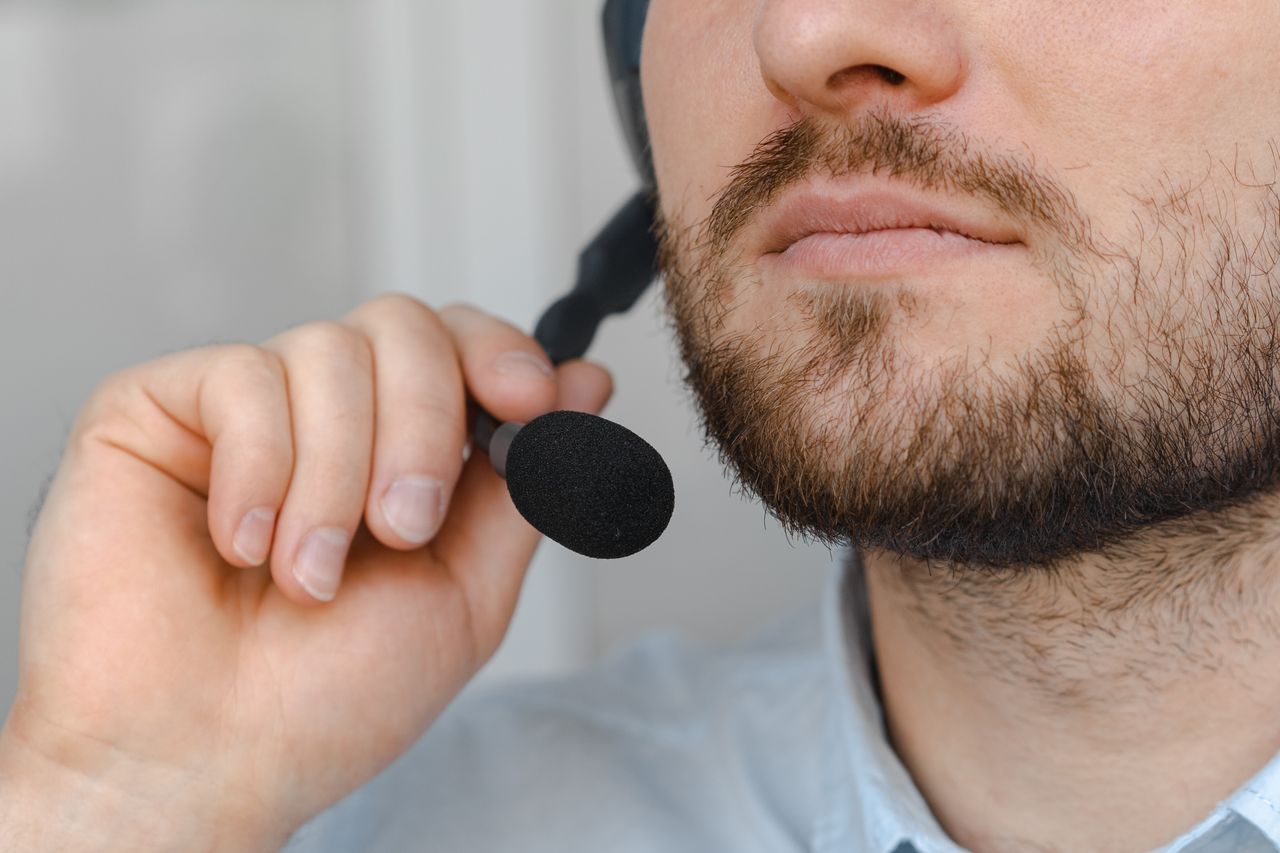 Man met headset met microfoon