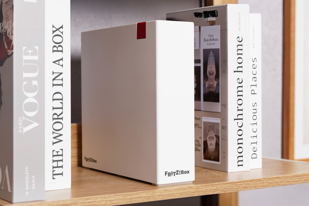 FRITZBox DSL Fiber 7 90 past in de boekenkast 1
