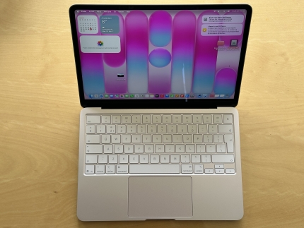 Apple MacBook Neo met scherm pcactive.nl in artikel