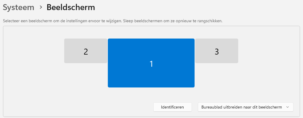 Als het even ruim mag: één 32”-scherm, geflankeerd door twee 24”-schermen