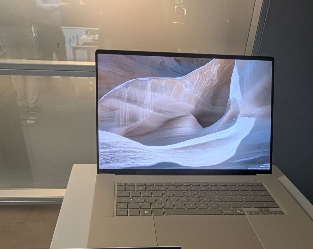 Asus Zenbook A16 met kaartje