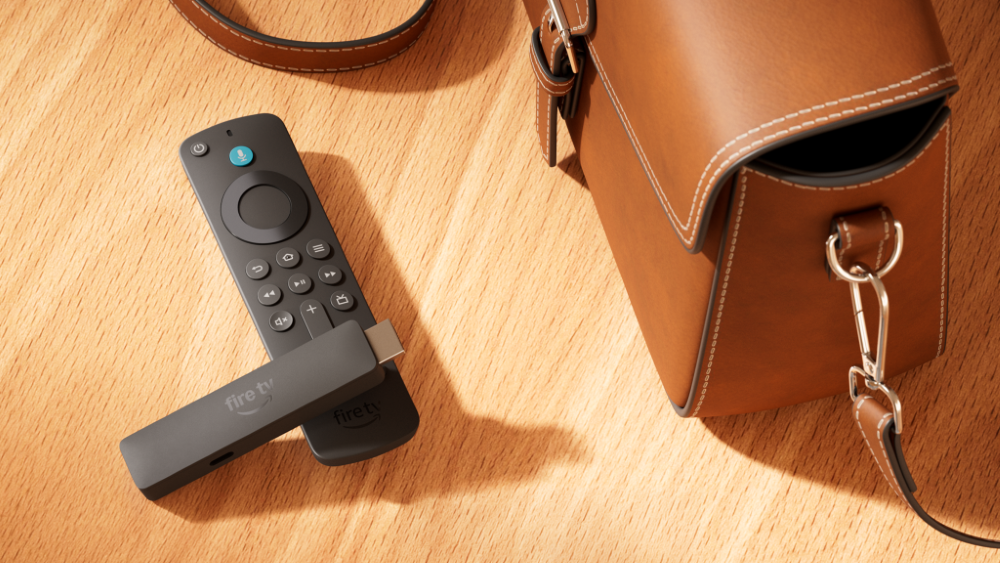 Fire TV Stick HD en tas op tafel
