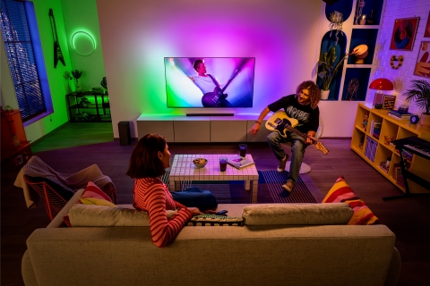 Verlichte kamer met 2 personen